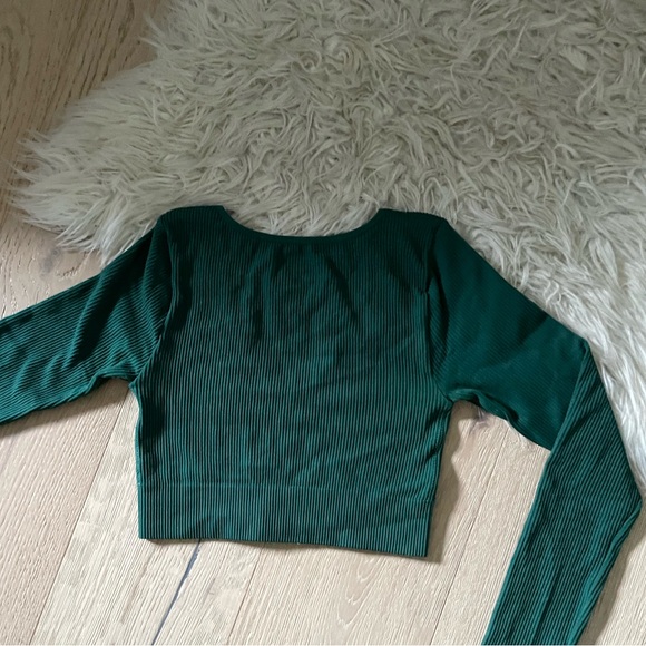 Dark green women cropped long sleeve top. Size extra small. From garage!! - Picture 2 of 4